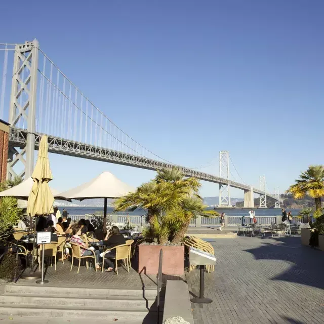 Die Gäste genießen eine Mahlzeit entlang der Uferpromenade von San Francisco.