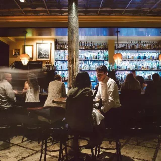 Ein Paar trinkt gemeinsam etwas in einer belebten Bar in San Francisco.