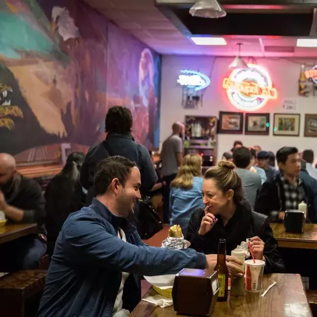 Les visiteurs dégustent une cuisine mexicaine authentique dans le quartier Mission de San Francisco.