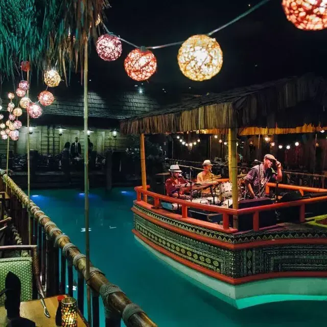 A banda da casa toca na lagoa do mundialmente famoso Tonga Room, no Fairmont Hotel, em São Francisco.